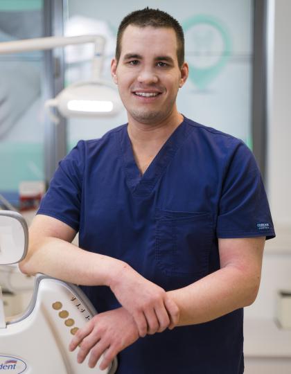 Dr. Babó Dániel István - Dentist