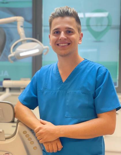 Dr. Keresztúri Máté - Dentist