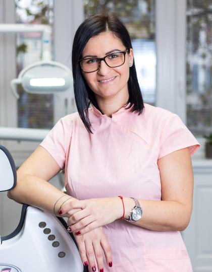 Balla Edina - Vezető Fogászati asszisztens, dentálhigiénikus Balla Edina - Vezető Fogászati asszisztens, dentálhigiénikus