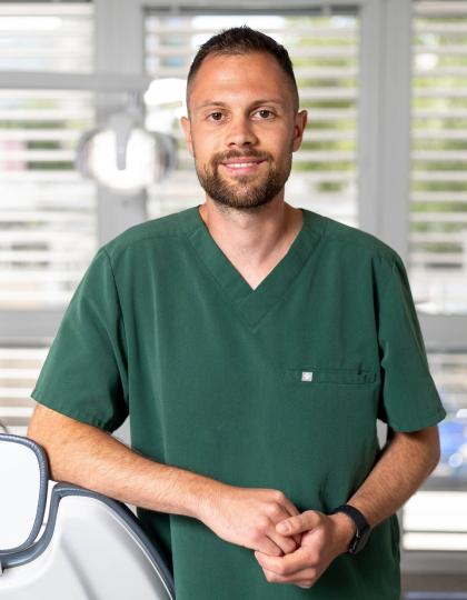 Dr. Kovács Dávid - Dento-alveoláris sebész