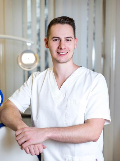 Dr. Tapasztó Bálint - Dentist